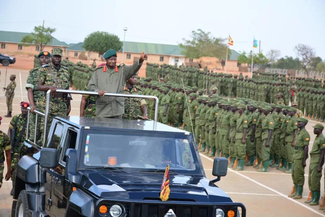 乌干达总统检阅新兵们