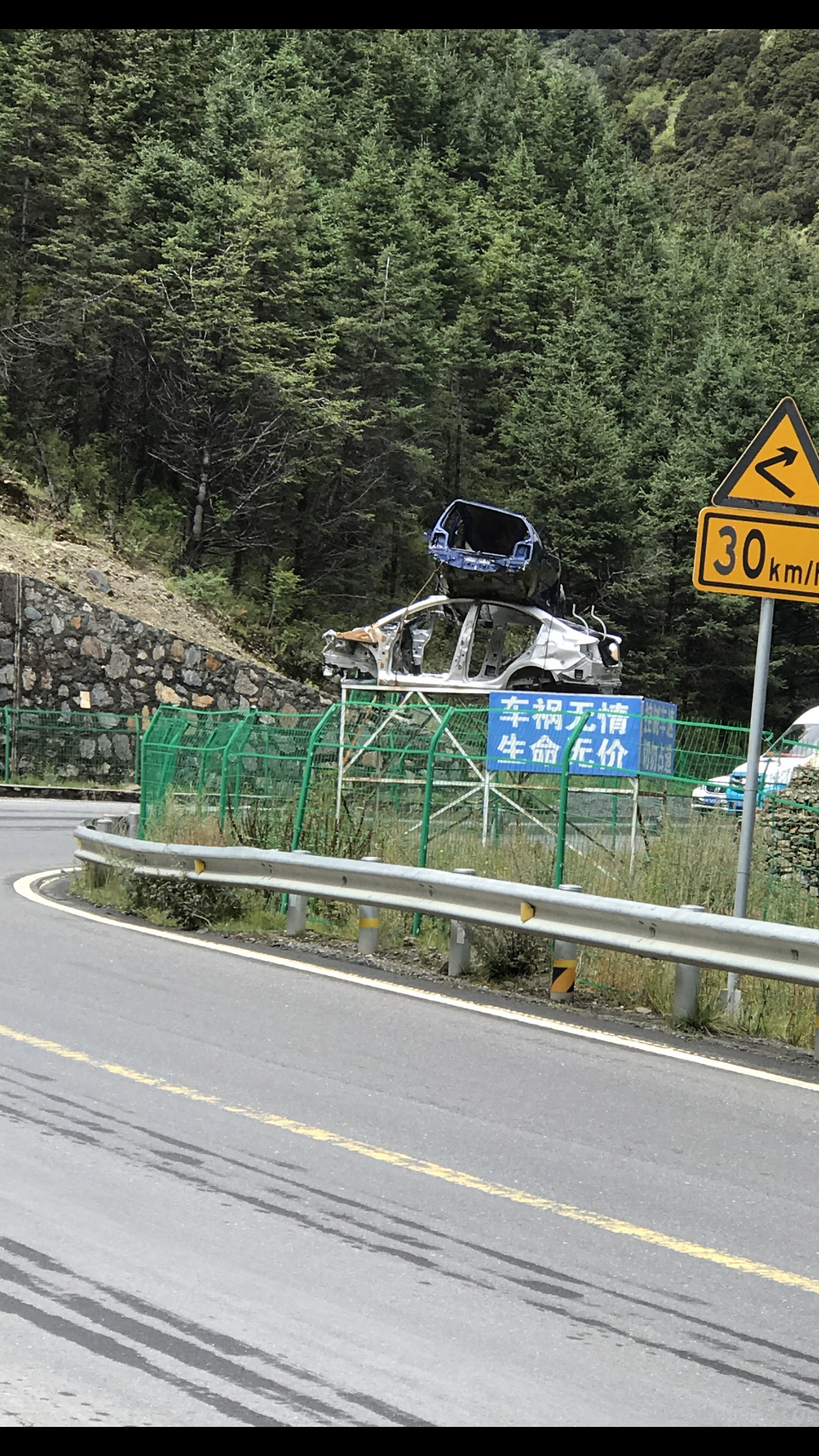 路边车祸的残骸,在警示大家,谨慎驾驶!