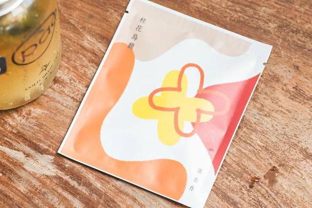夏天的冷泡茶,开在杯中的花