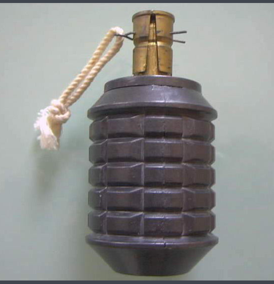 九七式手榴弹是日军在二战中使用最多,最广泛的一种破片手榴弹,共生产