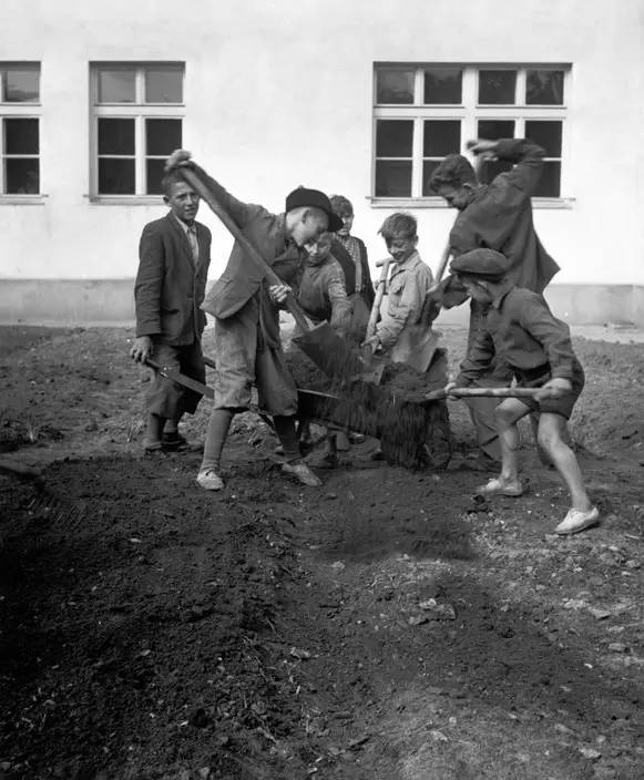 二战结束后的照片 6dd807e7d00fbb03a6694ddd4c52b6acdea6ba70.jpg