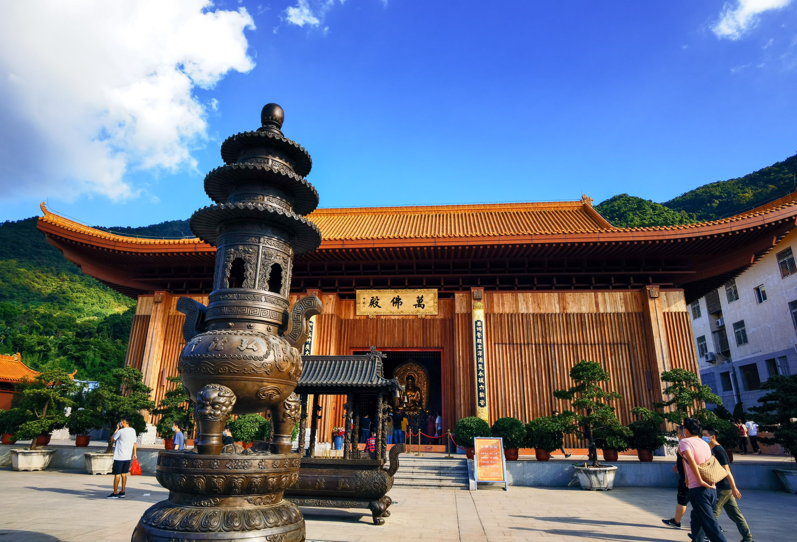 生活 日常 弘法寺,月,山与建筑万佛殿,屋檐与山月.