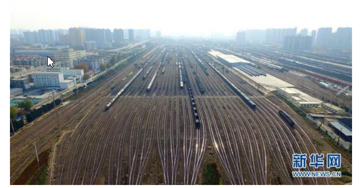 郑州是陇海铁路和京广铁路的交汇处,所以郑州的铁路十分发达.