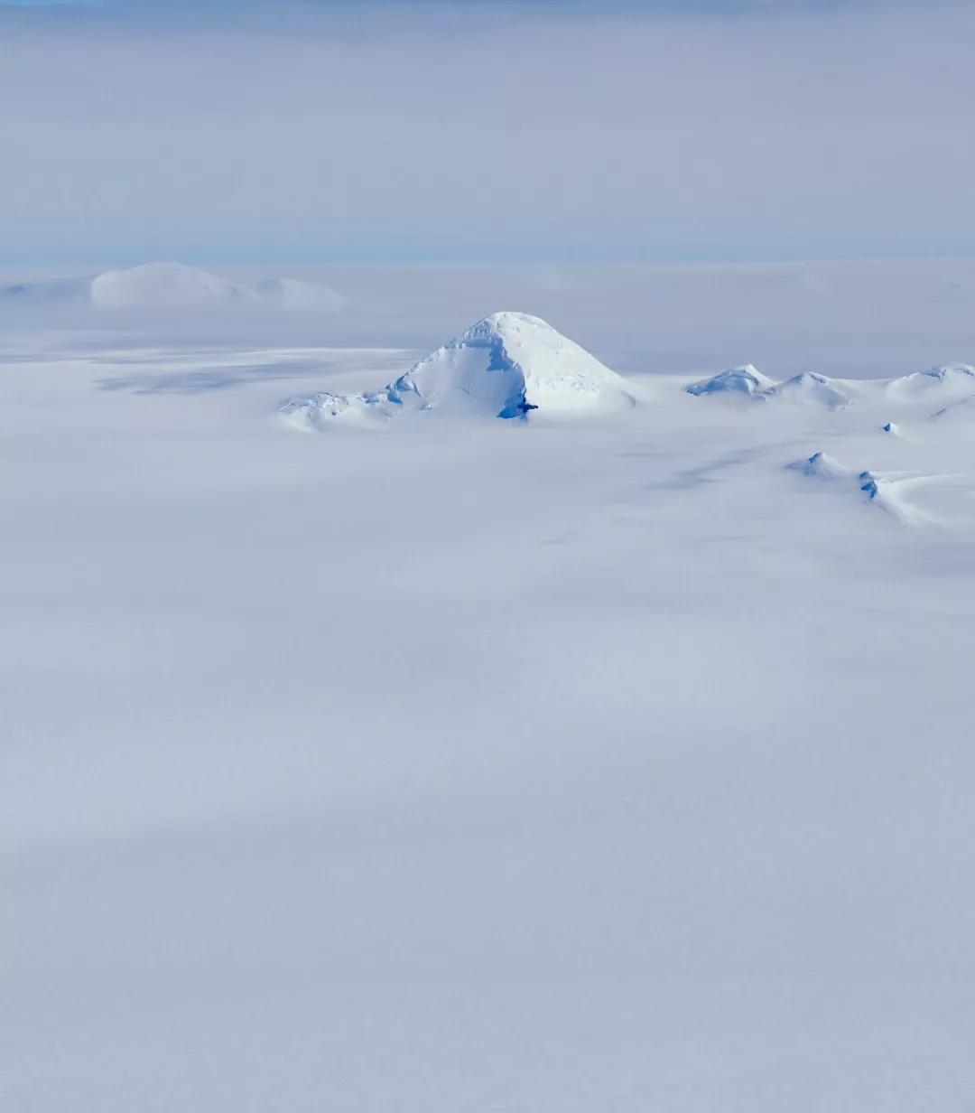 都被巨大的冰川所笼罩 称为 冰盖(ice sheet) 原本高耸的山峰 只能