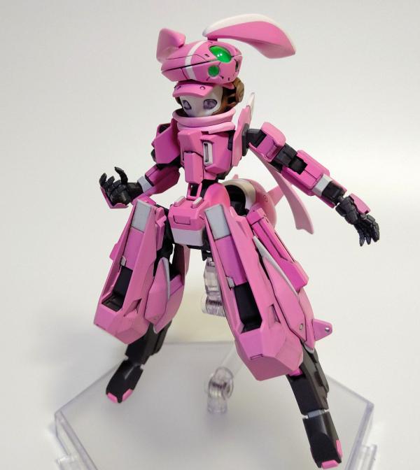 通过不同套件的组合搭配,重现了"粉色机械兔子"这一元素