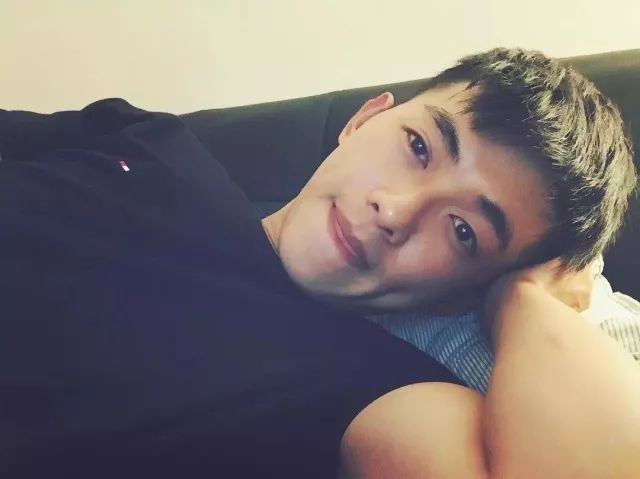 小奶狗秀小腹肌短裤迷之亮点,获评微博最想睡的犬系男友!