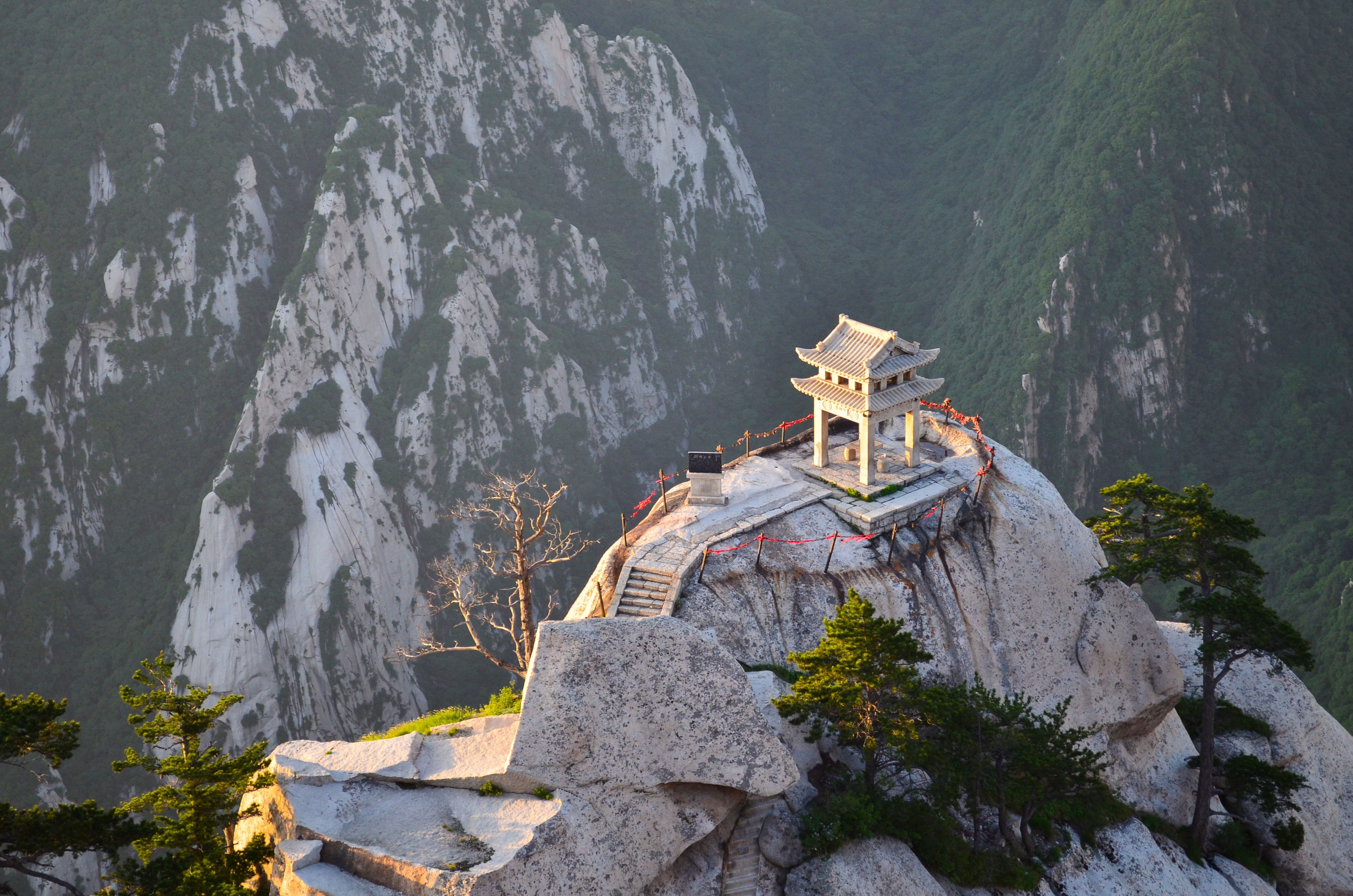 华山的千姿万态被有声有色的勾画出来,华山是国家级风景名胜区,国家5a