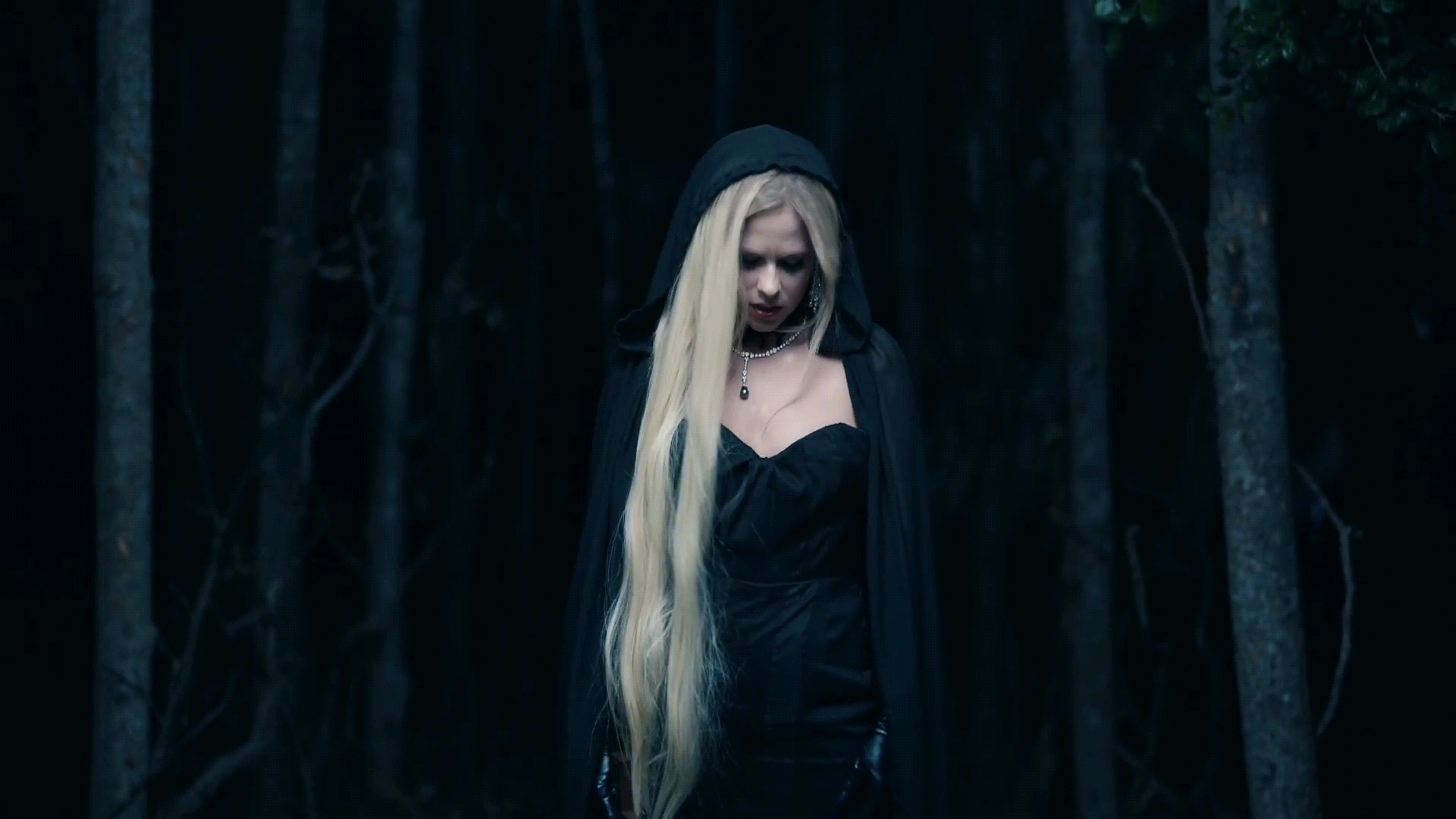 【 avril lavigne 】单曲"i fell in love with the devil"mv截图