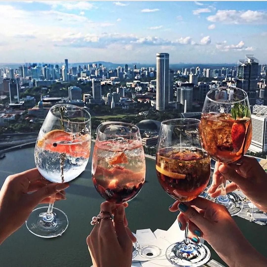 喝红酒碰杯的时候,应该用左手还是右手?