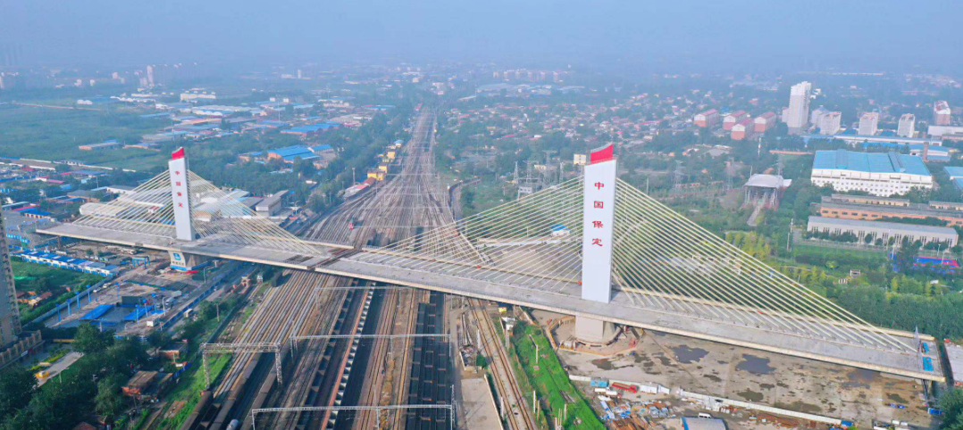 它就是位于京广线上的保定乐凯大桥,又名京广线转体斜拉大桥,这个大桥