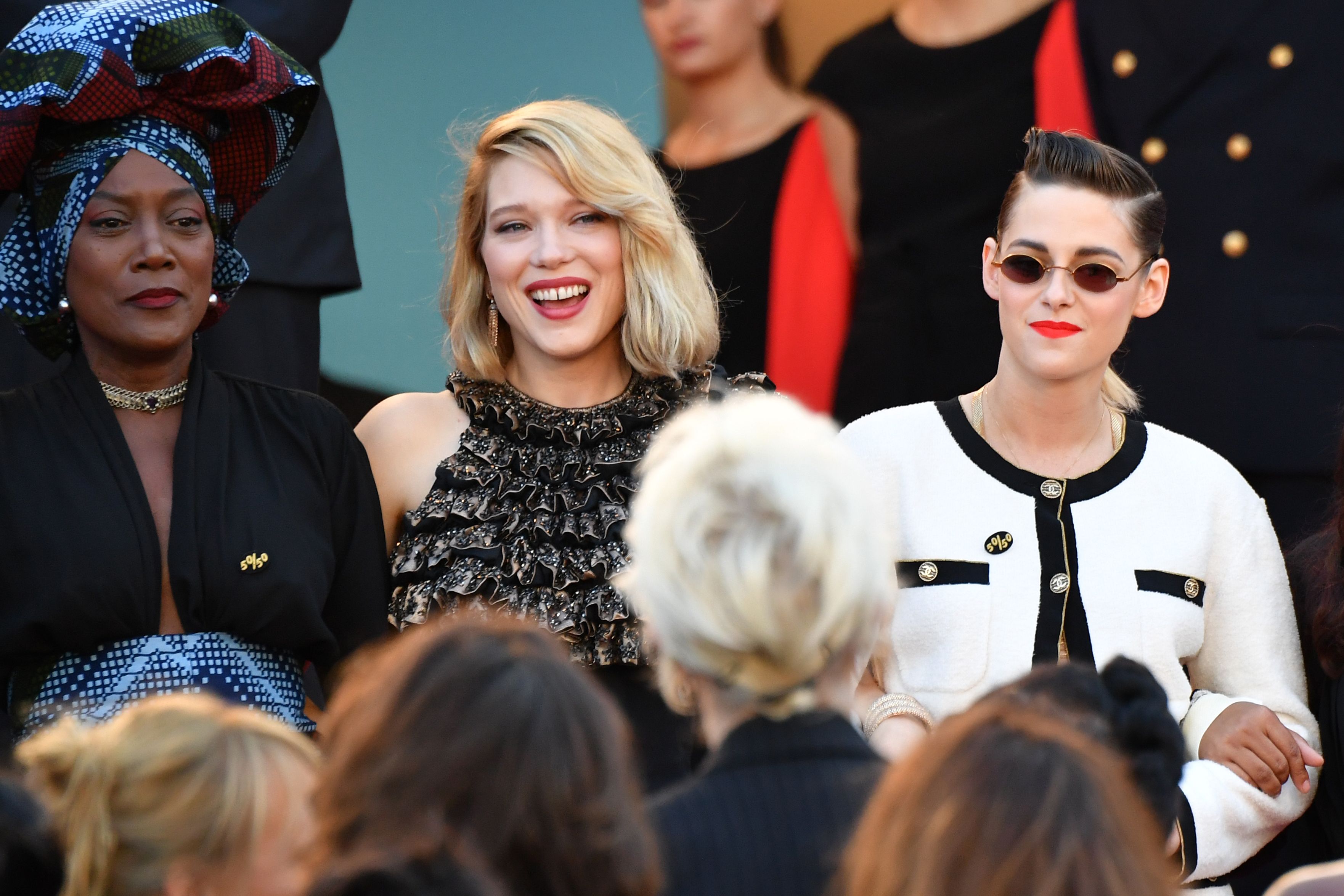 克里斯汀·斯图尔特和蕾雅·赛杜手牵手@_@