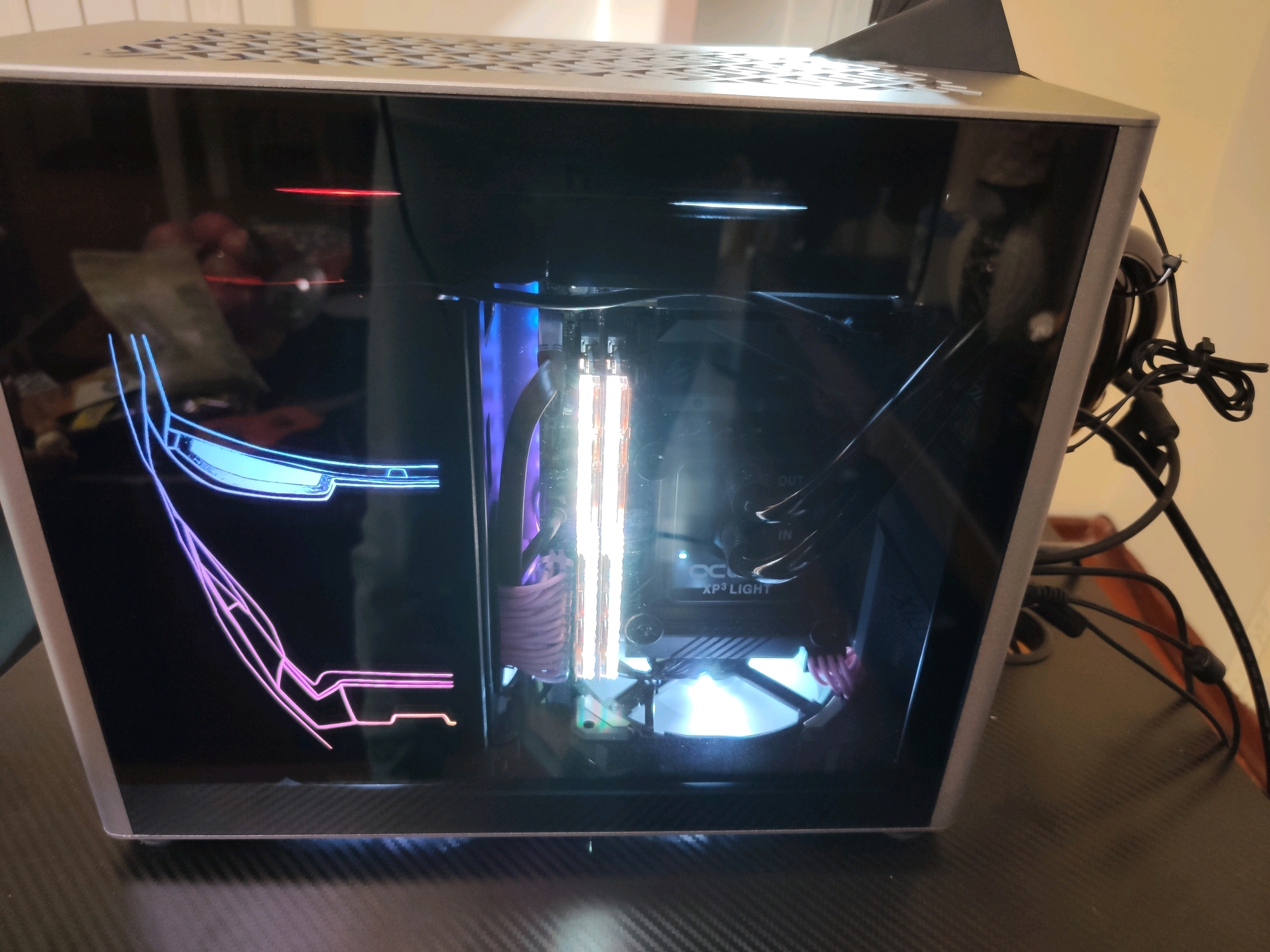 乔思伯a4机箱itx 技嘉水雕2080ti,i9 9900kf5.2g,欧酷外置水冷.