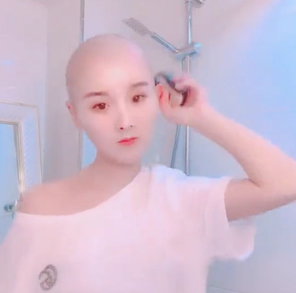 女孩失恋后剃光头发从"头"开始,当她回头的那刻,被惊艳到了