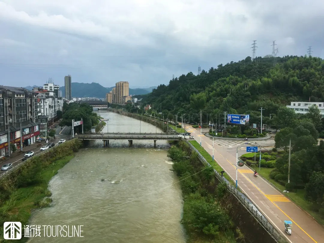 进入资溪县城,资溪开车没多久,突遇大雨,但因铁路线平缓许多,列车没有