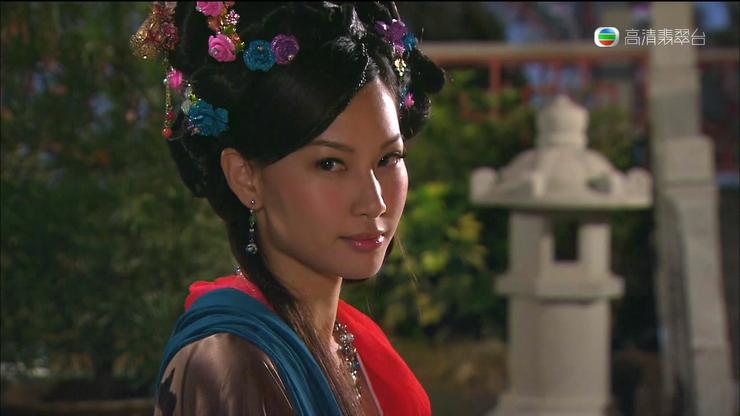在香港时,她就参演过古装电视剧《洪武三十二》,以妖艳娇媚的造型被