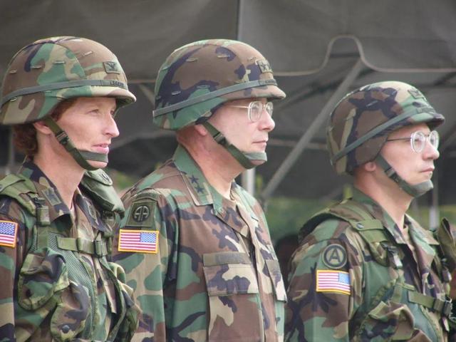 解放军的新式头盔为什么和美军一样?赤裸裸的山寨吗?