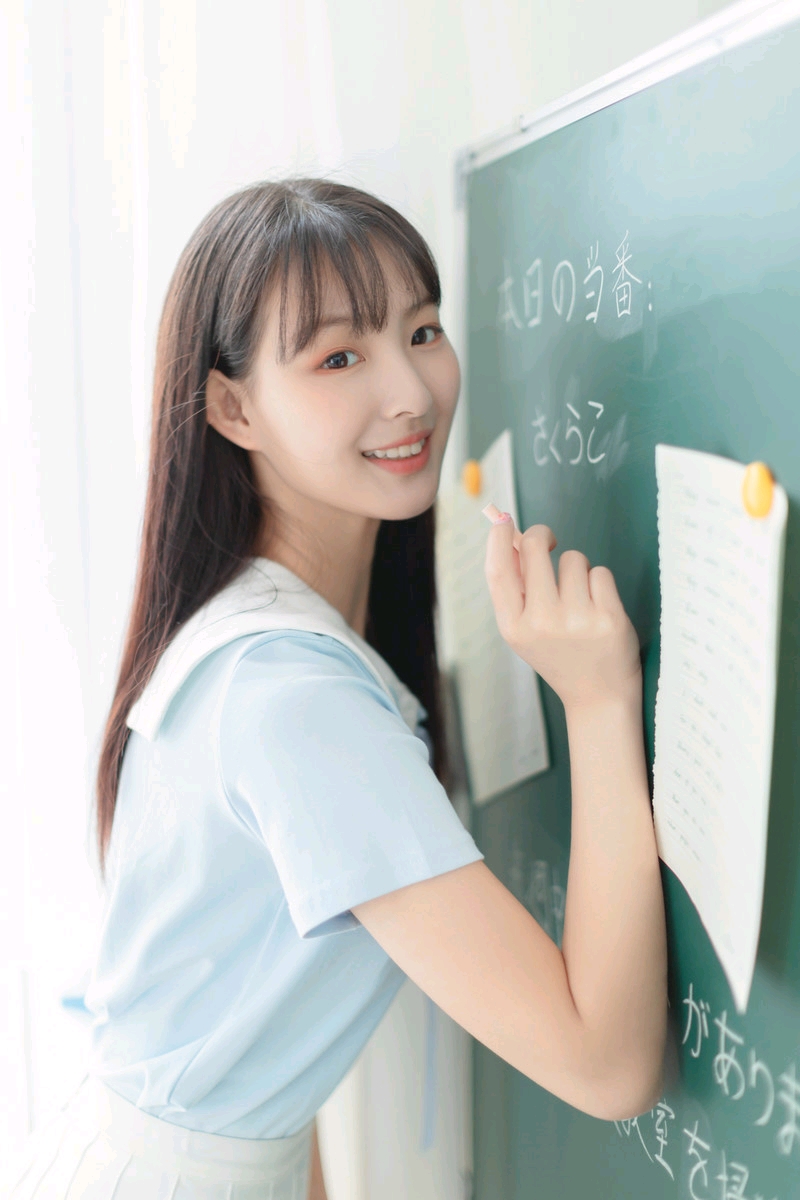 清纯可爱长发美女学生制服教室写真
