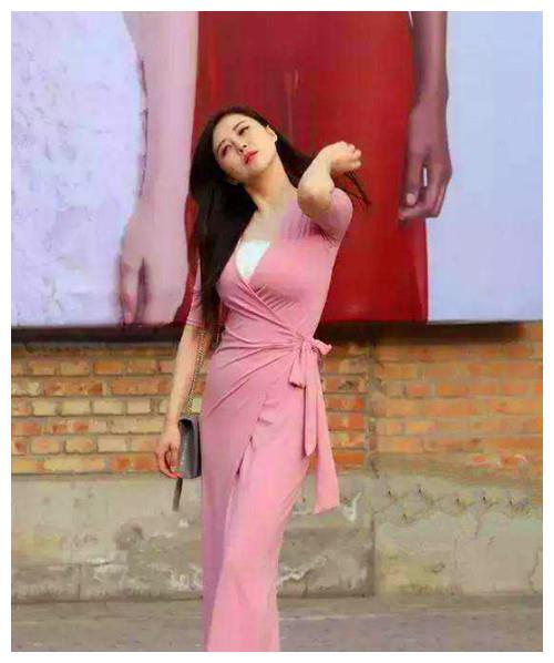 美女穿短裤,秀出白皙大长腿,长发飘飘,背影摇曳生姿