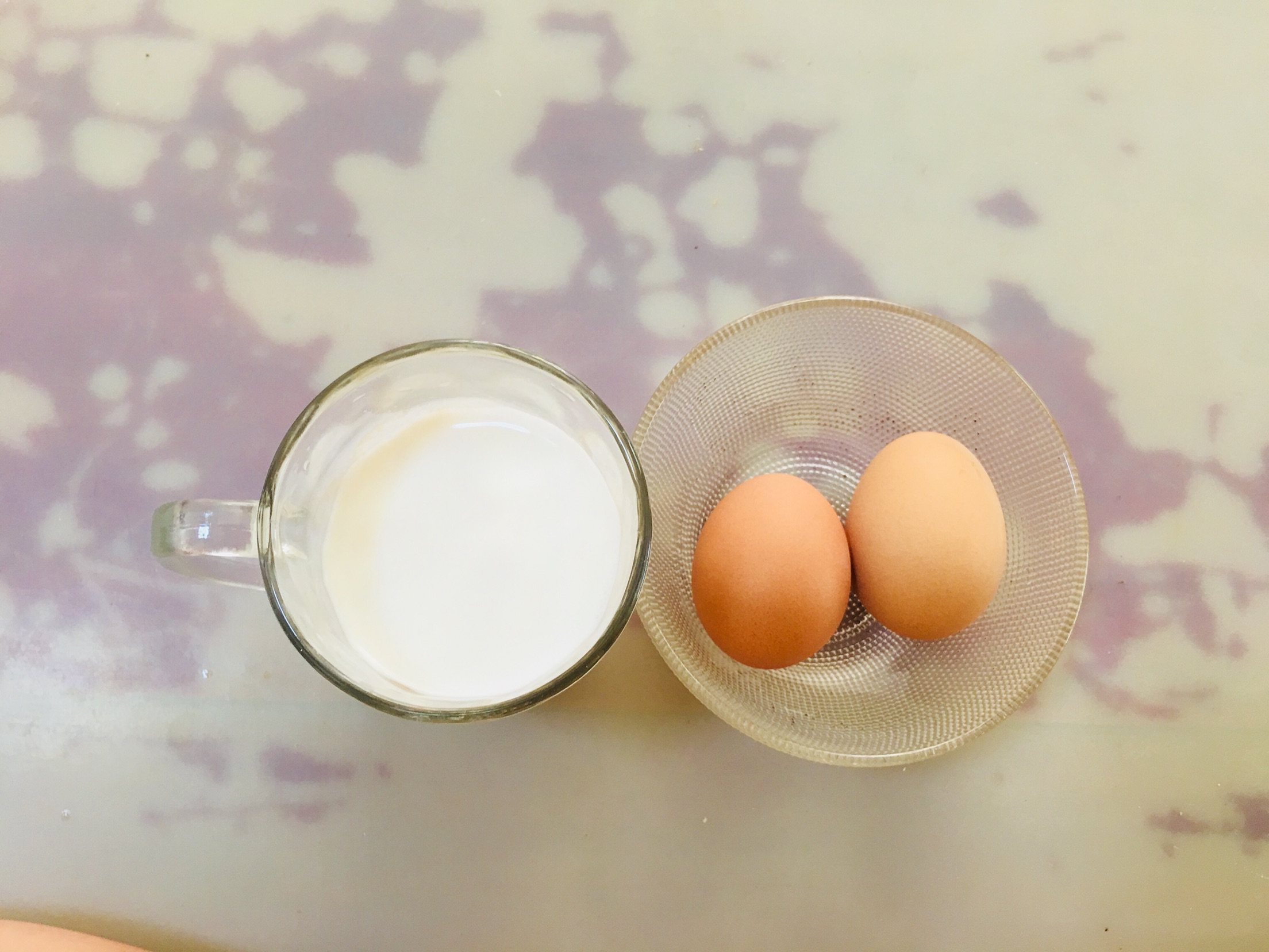 早餐.鸡蛋两个,牛奶一杯