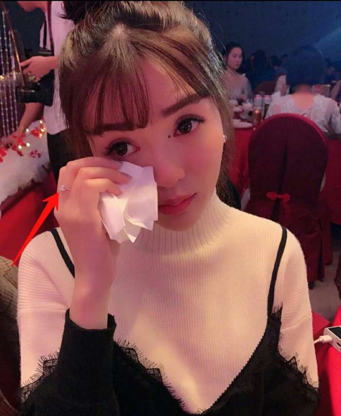 lol大主播小漠今***出嫁, 但是诗琪却哭了
