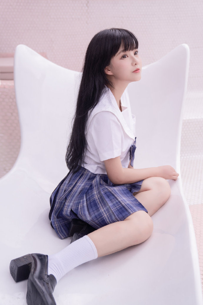 水下jk制服小姐姐
