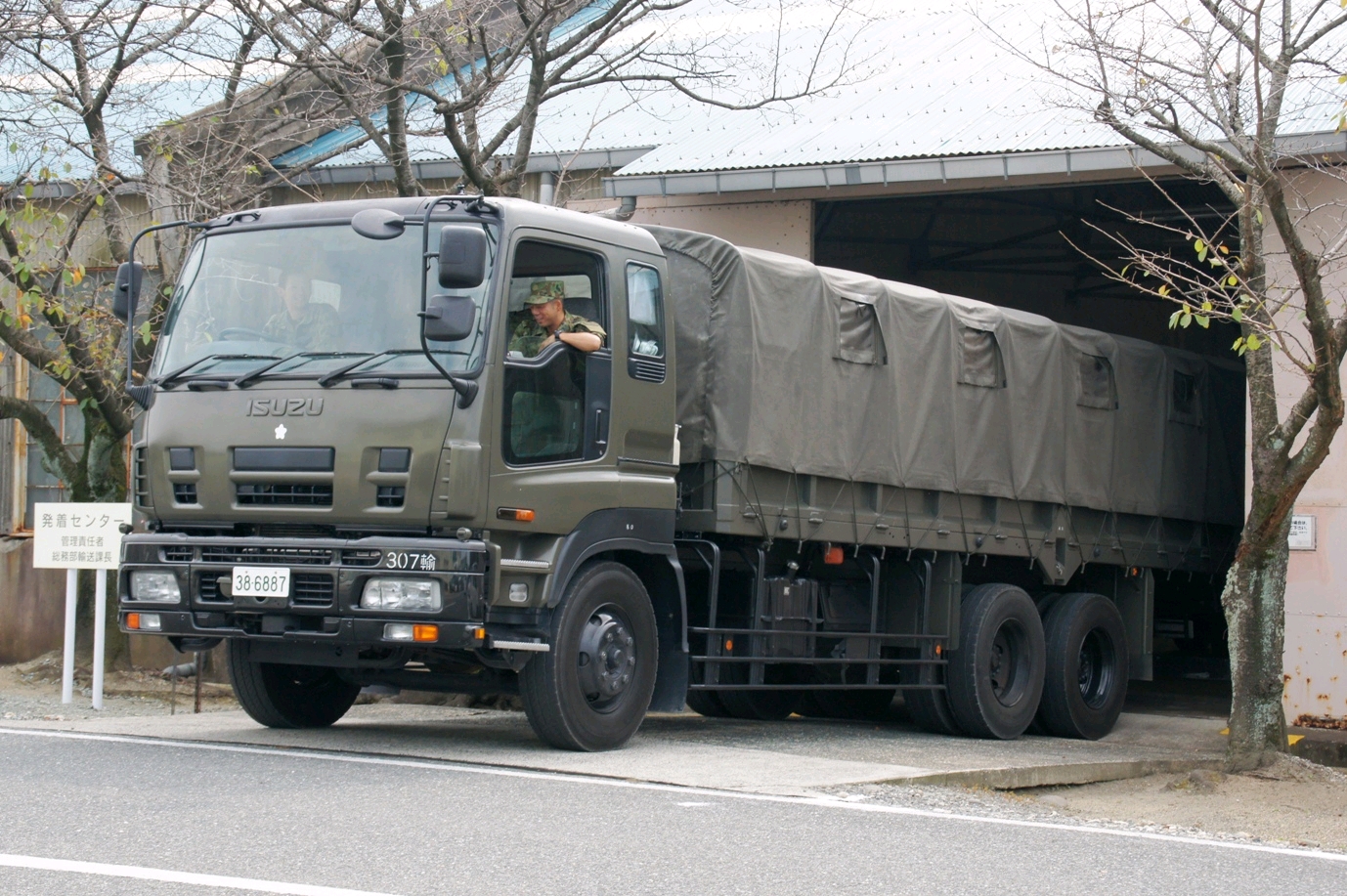 日本陆上自卫队五十铃giga12式中型载货车