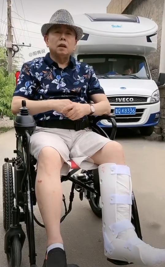 潘长江坐轮椅回应拍戏受伤:粉碎性骨折,但戏还得拍