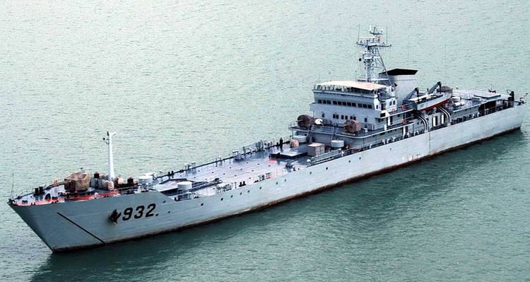 中国072型坦克登陆舰"这船是舰首开门"