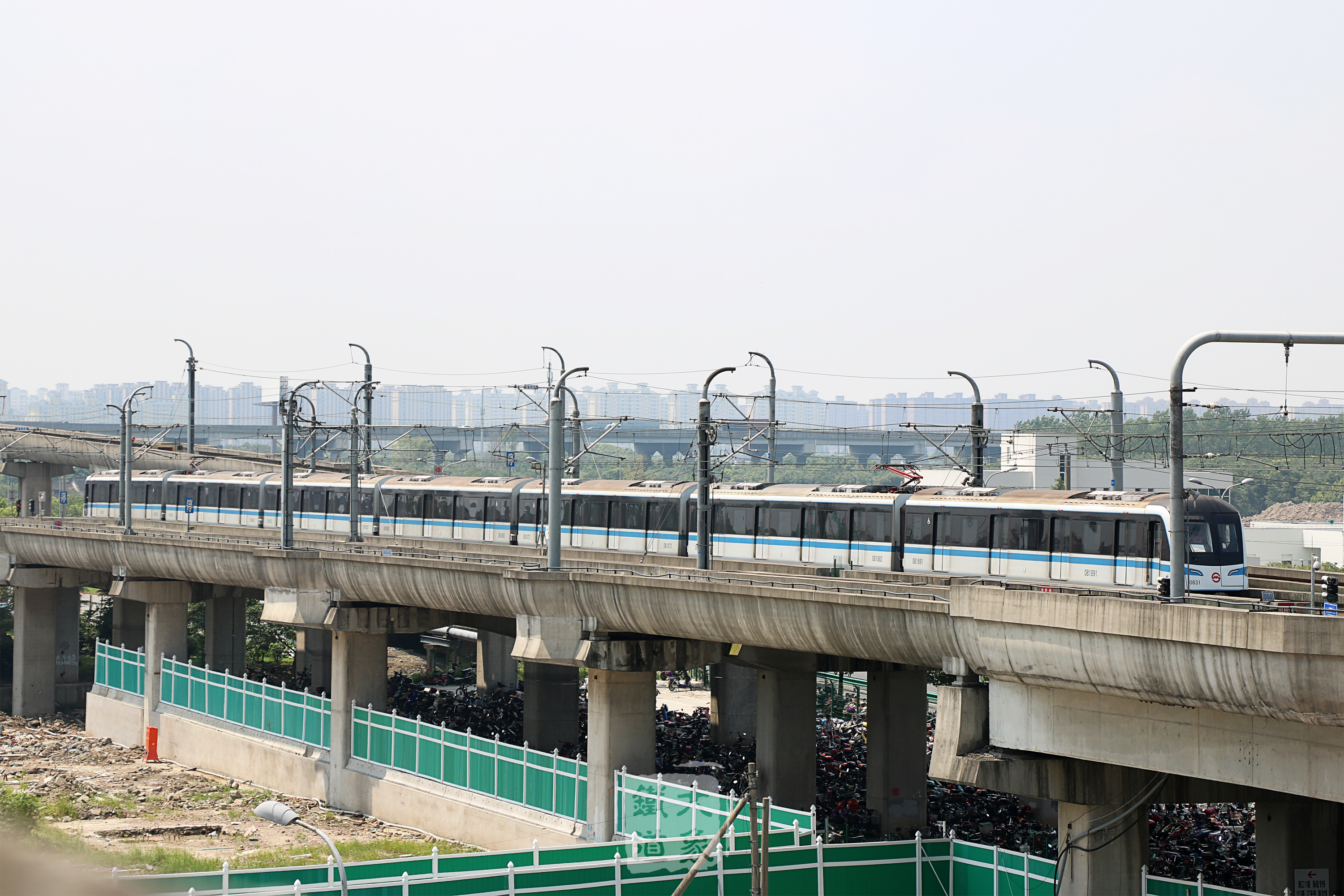 08c02型0831编号列车于沈杜公路站后折返