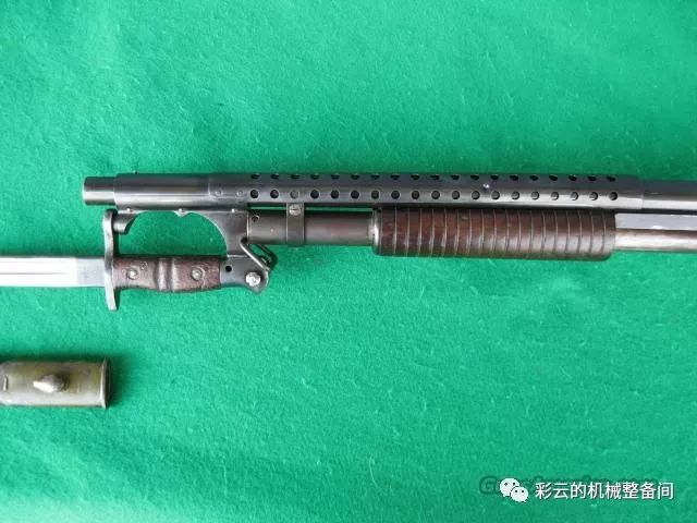 刺刀安装在刺刀座上的样子
