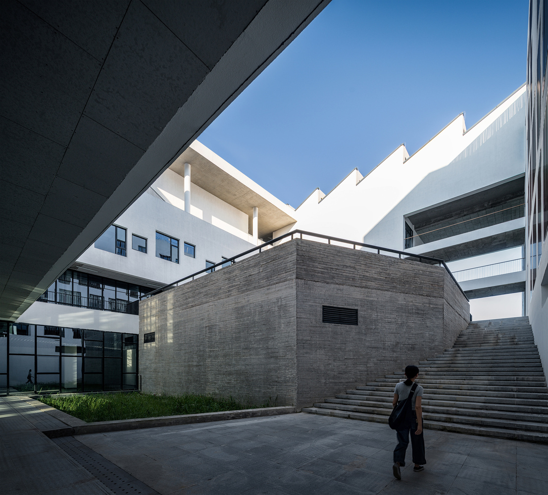 安徽大学艺术与传媒学院校园采用"新徽派艺术聚落"的主题,以一种当代