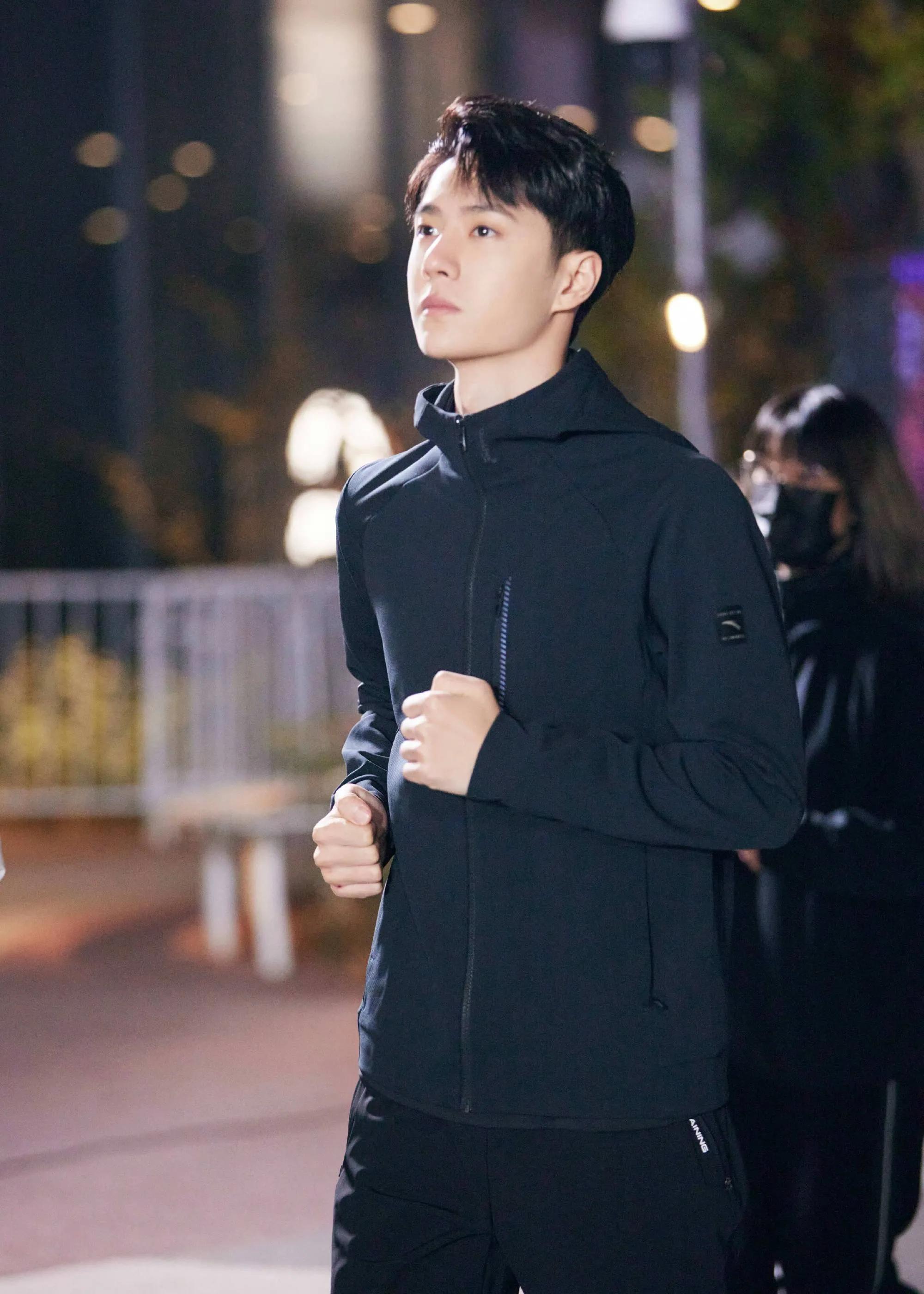 王一博穿安踏参加小米的夜跑活动一身黑色套装路人看了都说帅