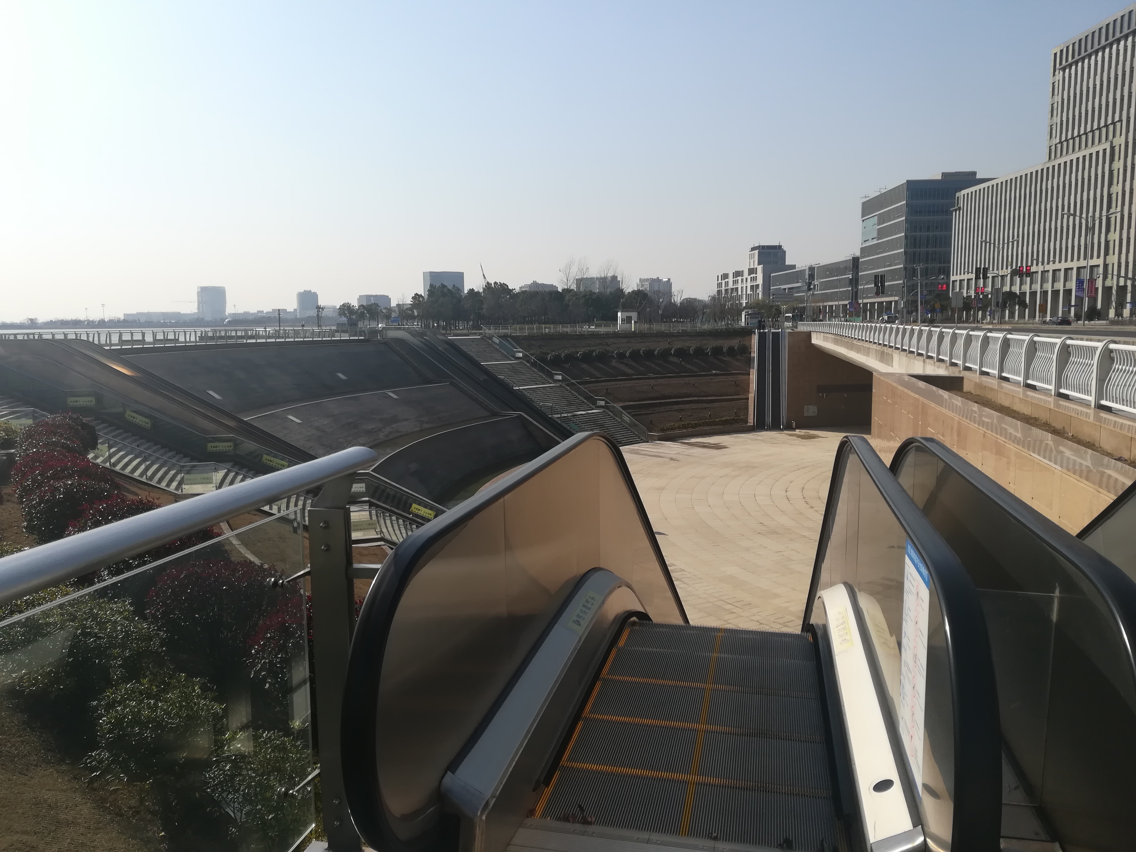 折腾2个小时,从早高峰挤地铁坐到中午,终于到达了16号线终点站滴水湖