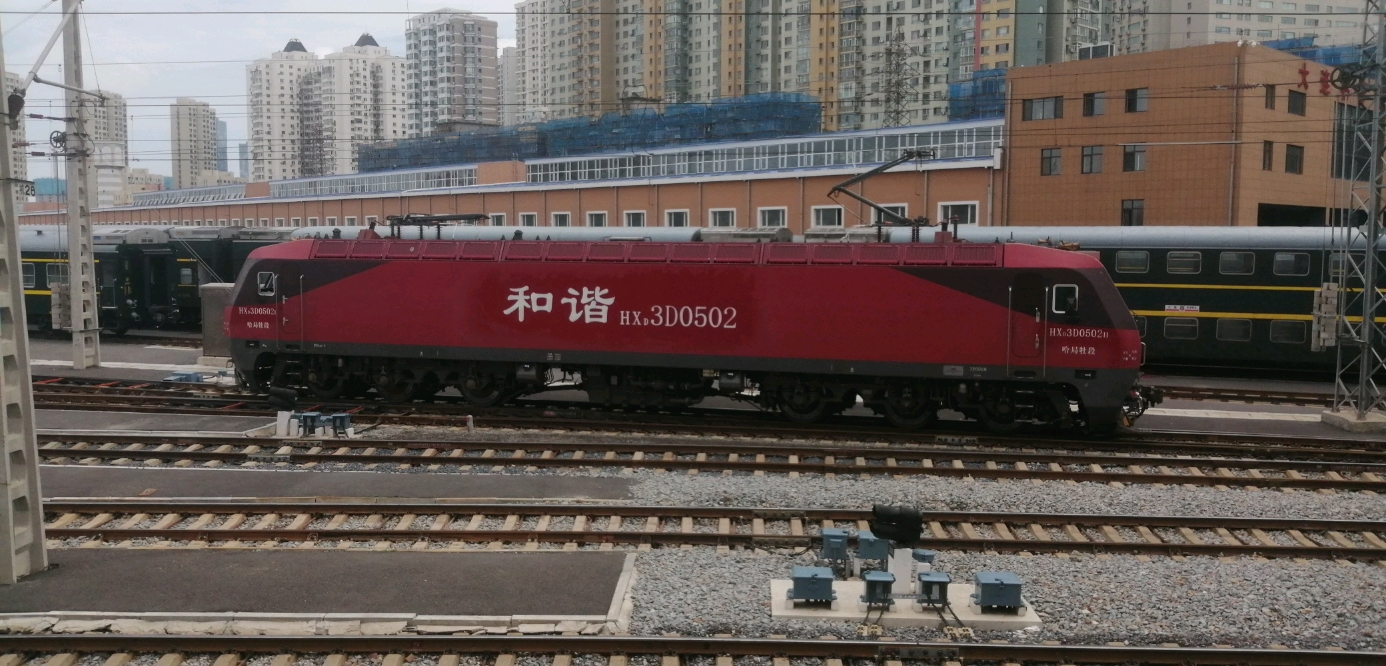 的去机务段趴着了,但df11到没看着,df4d倒是有一辆,段里还有一个hxn5