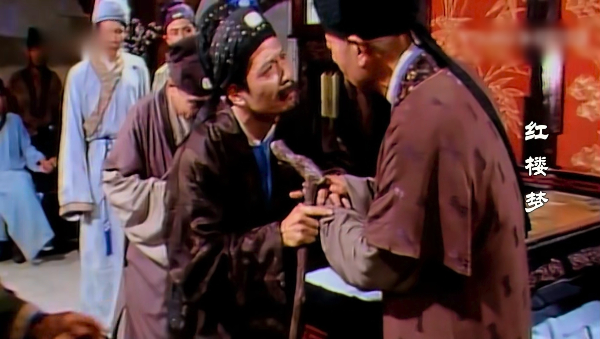 贾珍哭的泪人一般,正和贾代儒等说道:"合家大小,远近亲友,谁不知我