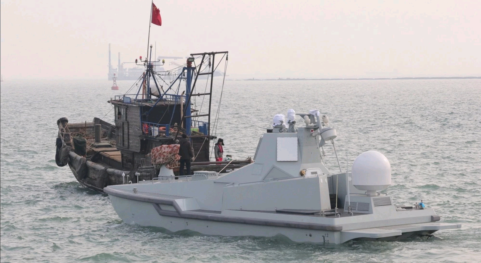 中国测试一款全球首创无人战斗艇,可执行多种特殊任务