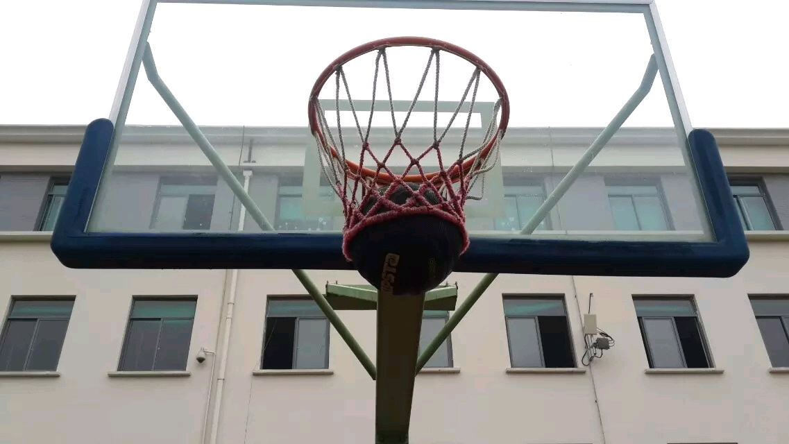 篮筐上的篮球