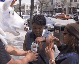 属于童年的专属味道,在国外头测试路人吃辣条,结果会怎样呢?