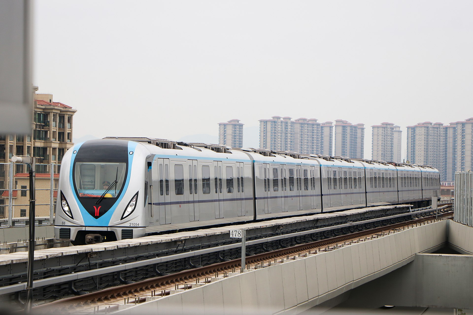 列车 21号线目前采用6辆b型编组(b8型列车),最高时速120km/h的列车.