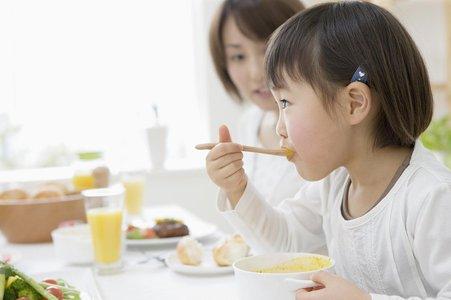 在日常饮食中,妈妈们要注意让孩子少吃零食,按时就餐,不要在快吃饭之