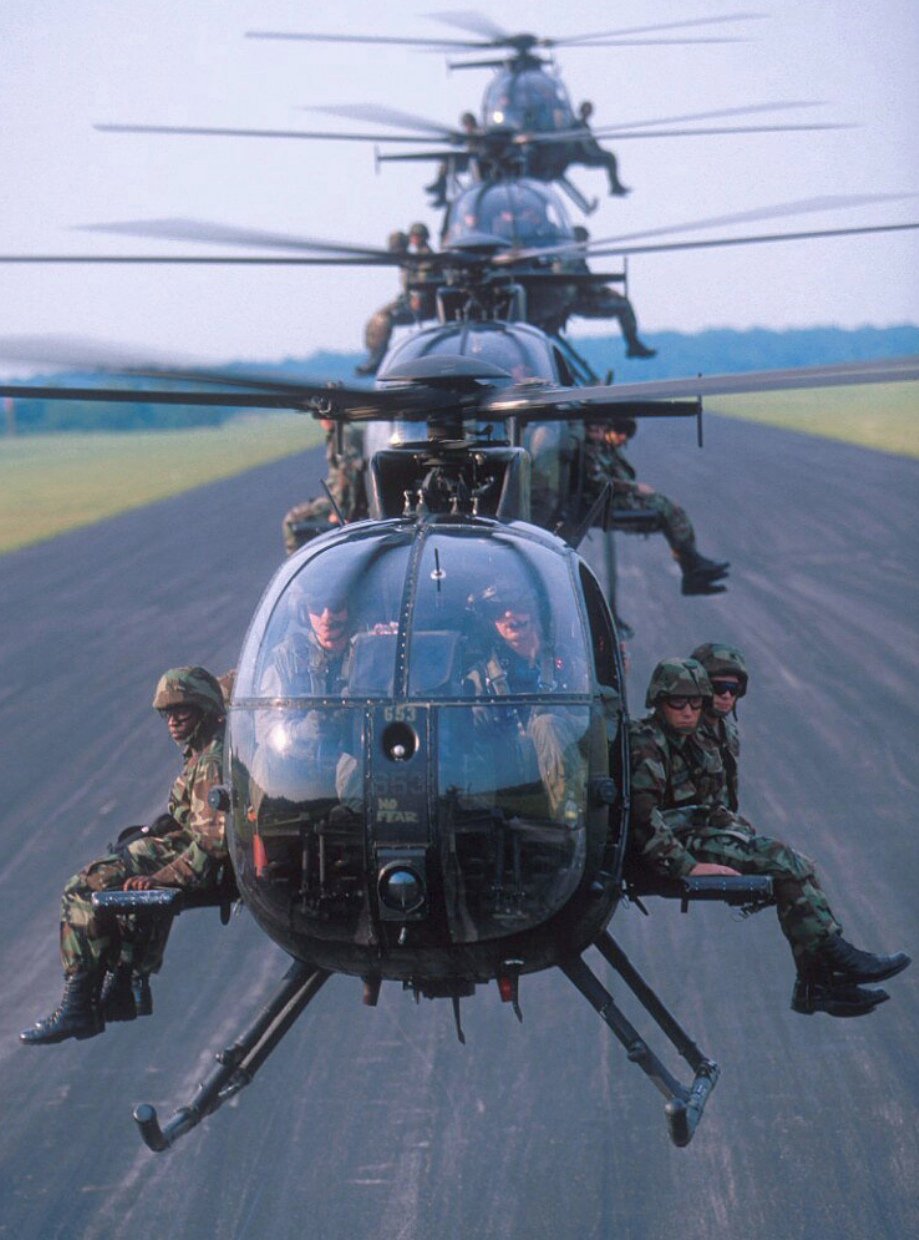 美军特种兵为何喜欢坐在小鸟直升机外面?飞行时不会掉