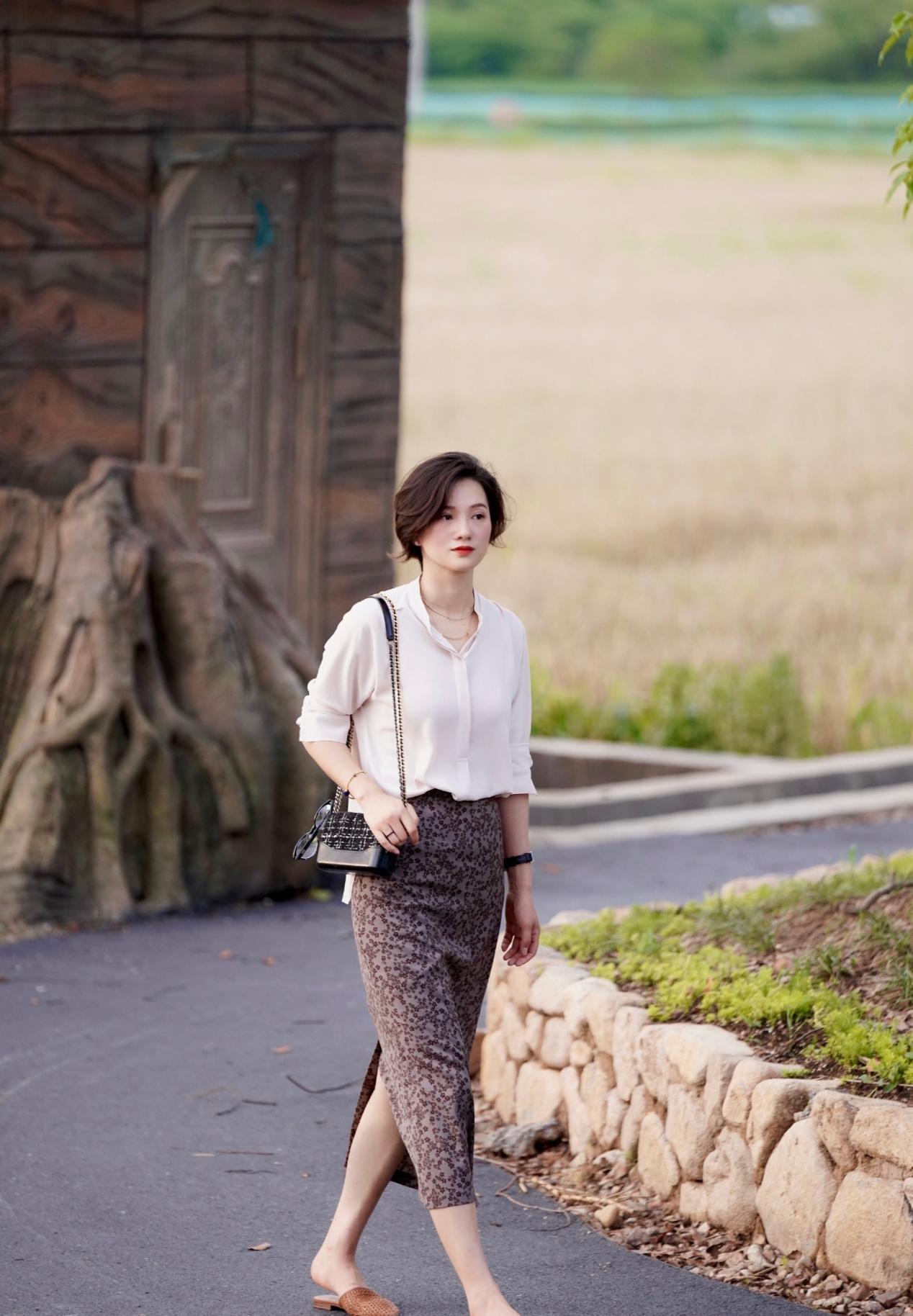 三四十岁的女性如何穿时尚不张扬?看这位博主的穿搭,简单又减龄
