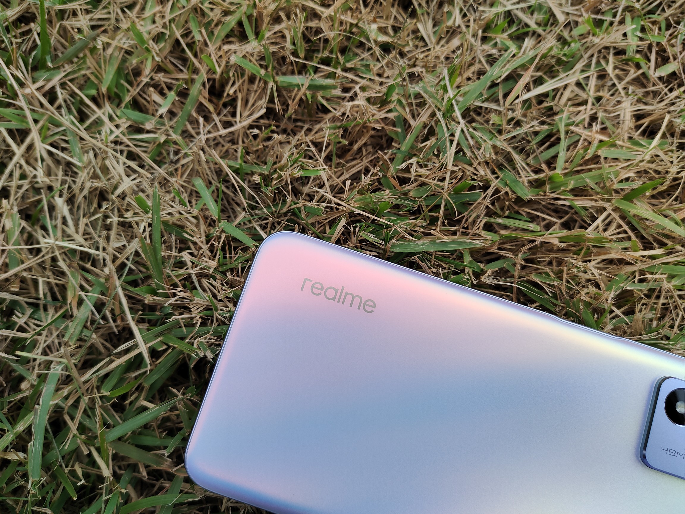 opporealme真我q3s,realme真我q3pro 真我q3s采用了塑料材质后壳,机身厚度为8.