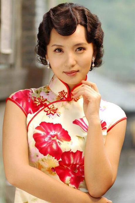 女星旗袍造型比拼邓丽君温柔婉约倪妮风情万种张曼玉美得风华绝代