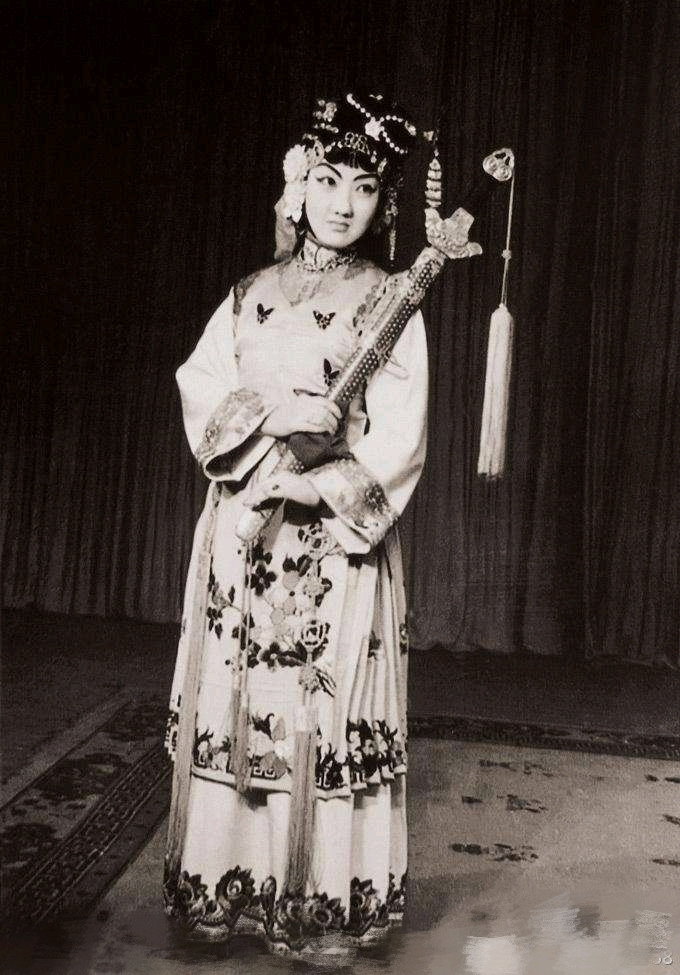 李薇华 饰 尤三姐