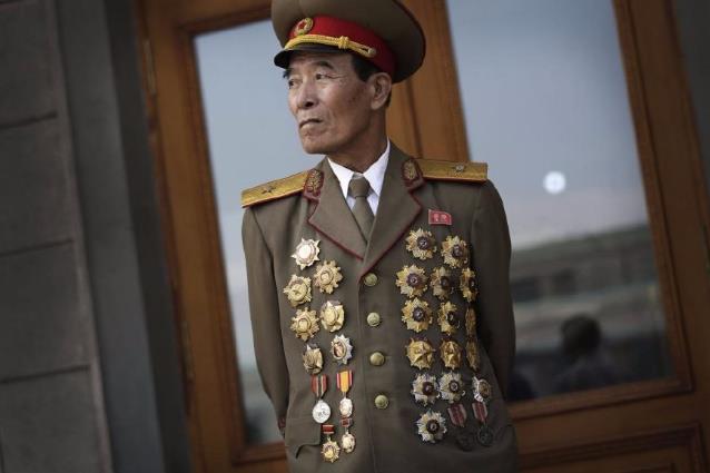 满身勋章的朝鲜军人