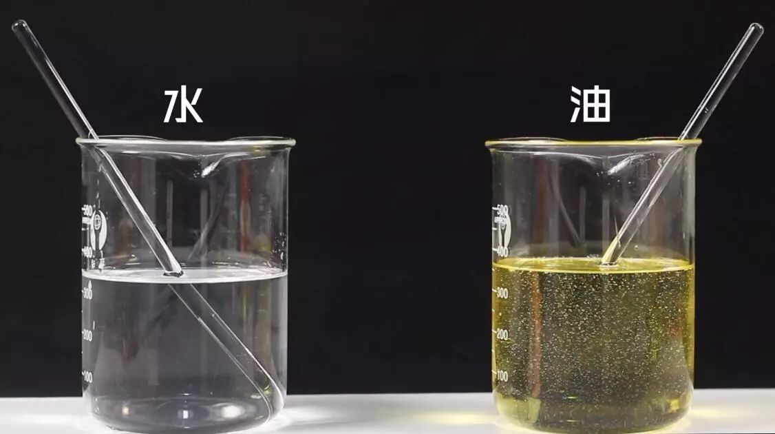 消失的玻璃棒- 材料 食用油/水/烧杯/玻璃棒/ -第一步- 将水和油分别