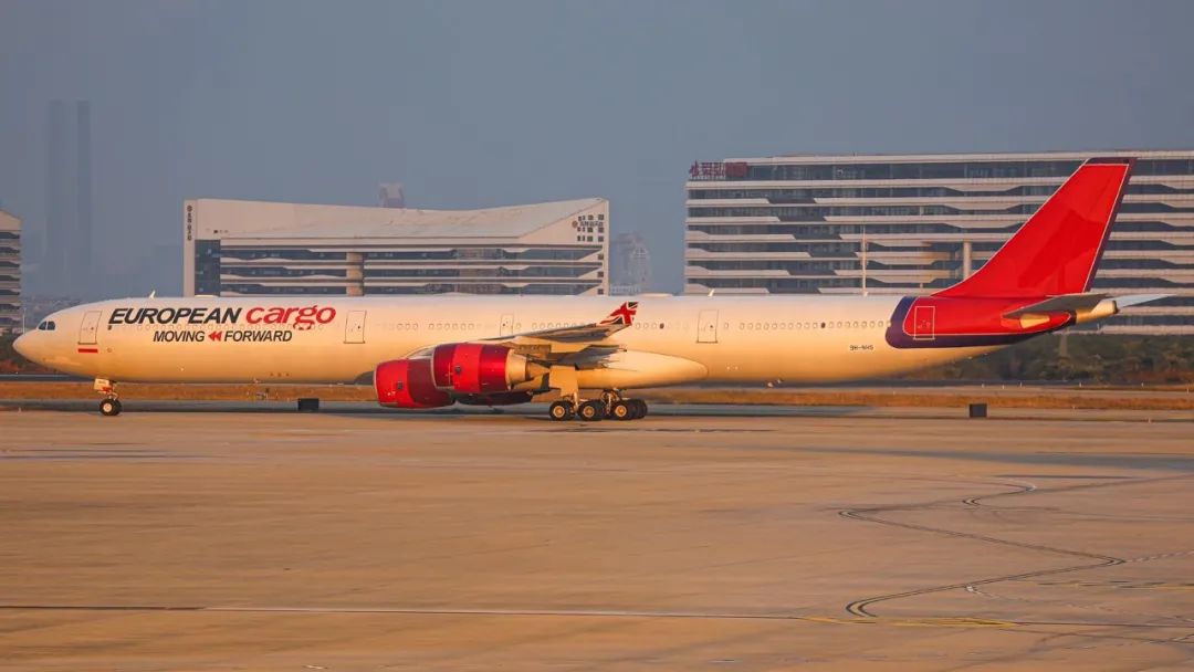 a340当然了,有钱不代表可以瞎挥霍,为了节约开发成本,空客一开始就把