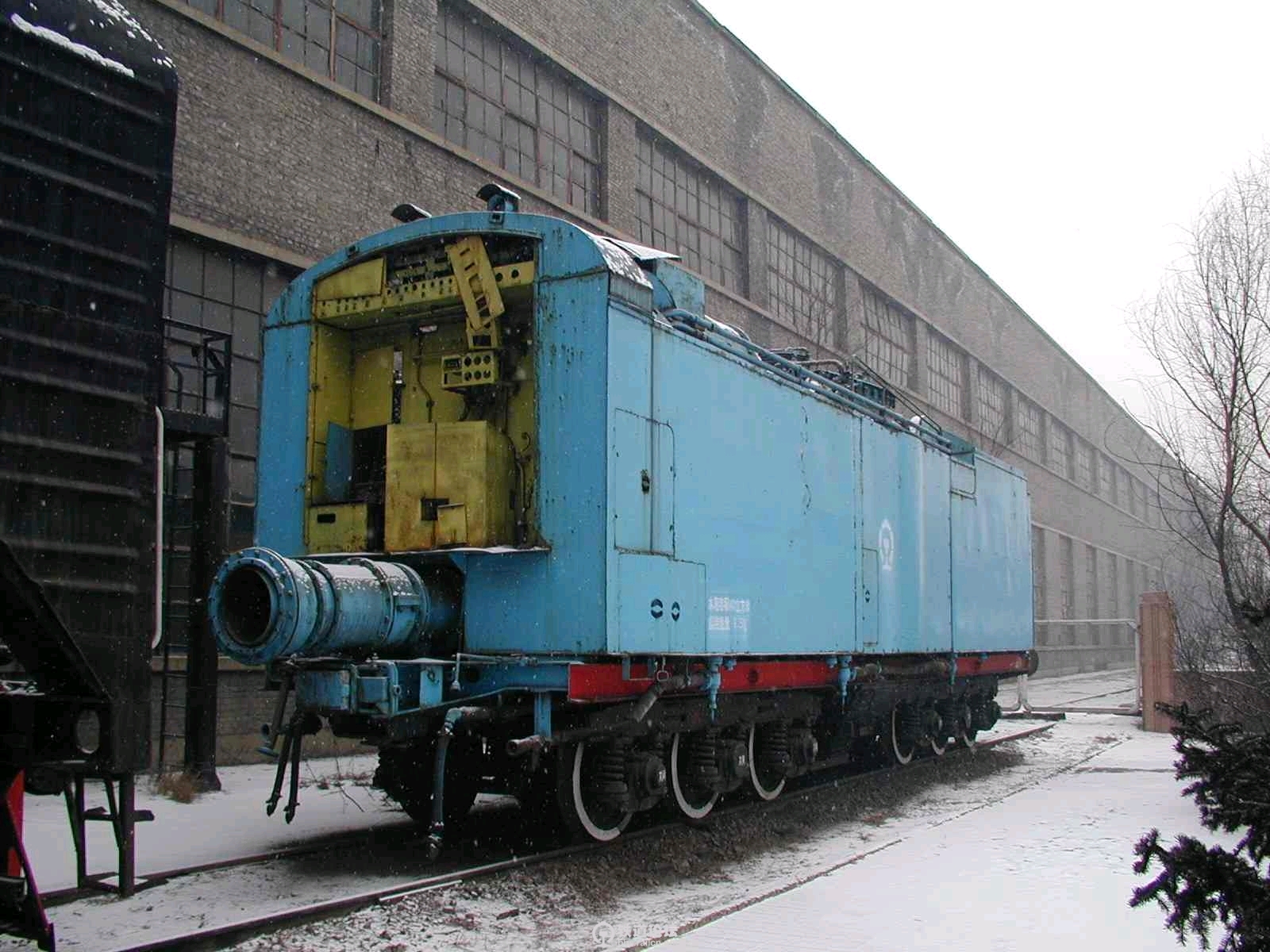 前进2型煤气机车的煤气拖车,车头已经改回烧煤正常使用