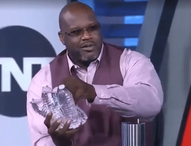 多宝新闻体育:nba人均手大,奥胖喝水如口服液一般